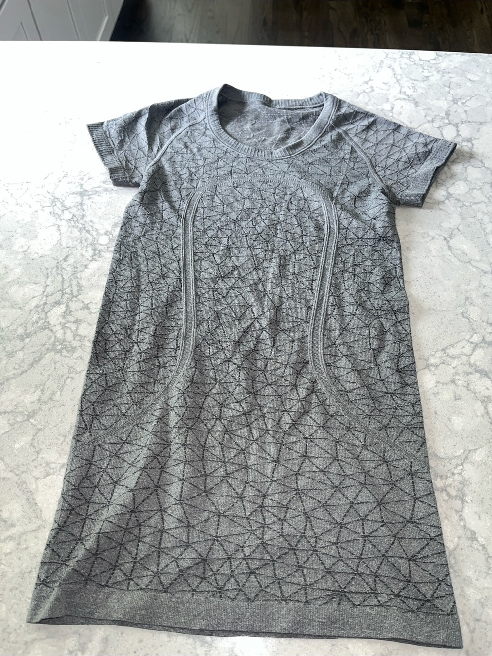Women’s Lululemon athletic tee-Size 4-EUC